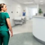 Czy styl i funkcjonalność mogą iść w parze w kompletnych strojach medycznych?