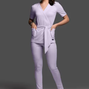 Komplet medyczny damski - Scrubs Tunika medyczna kopertowa damska Light + Classic Pants Light jasny liliowy