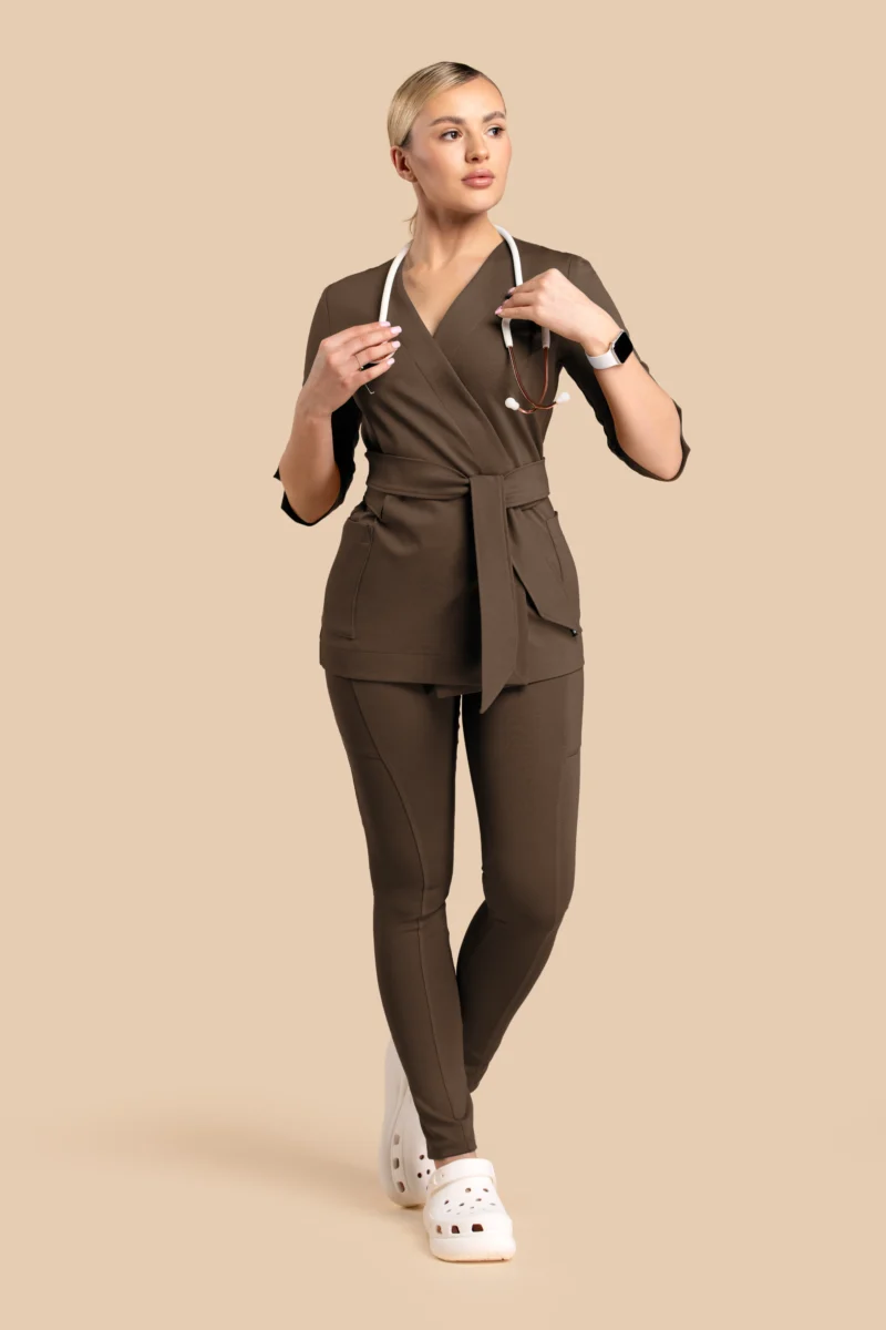 Komplet medyczny damski - Scrubs Tunika medyczna kopertowa damska rękaw 3/4 + Skinny Pants brązowy